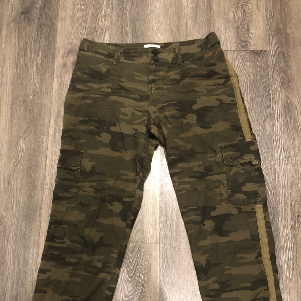 Sanctuary Camo Cargo ankle pant.  Size 25.